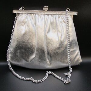Andé silver evening bag with metal closure and chain